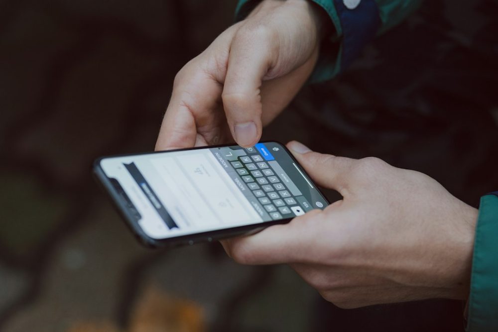 Persoa usando un teléfono móbil