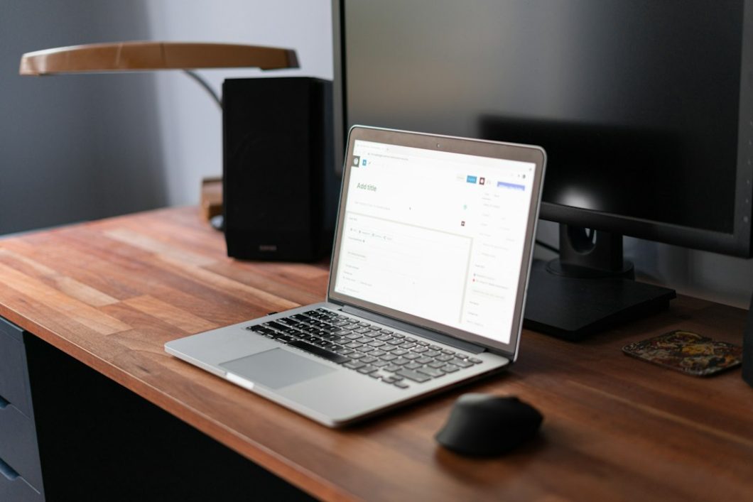 Portátil sobre unha mesa coa pantalla de WordPress aberta