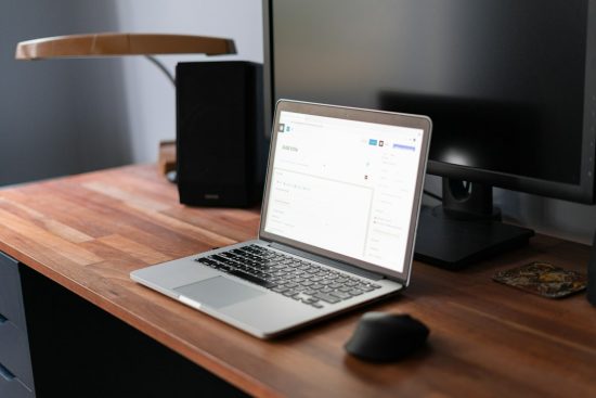 Portátil sobre unha mesa coa pantalla de WordPress aberta