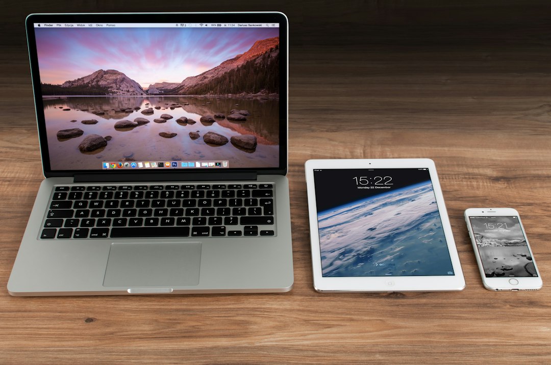 Portátil, tableta e smartphone sobre unha mesa