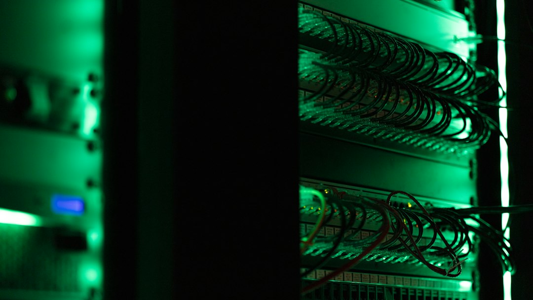 Rack de servidores nunha sala escura