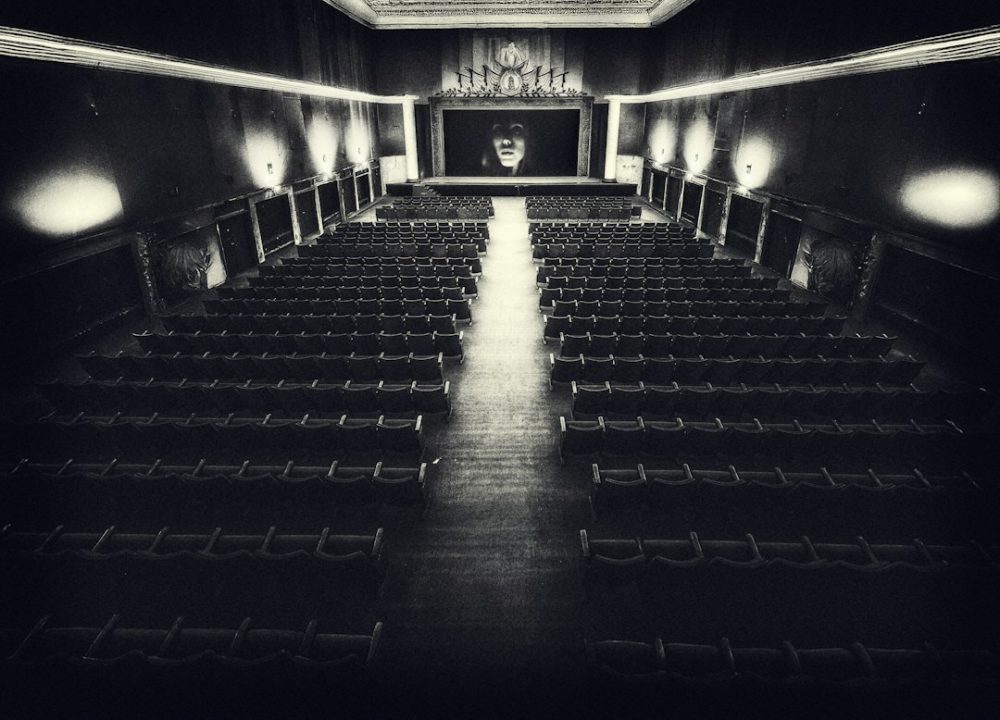 Sala de cine antiga baleira cunha pantalla