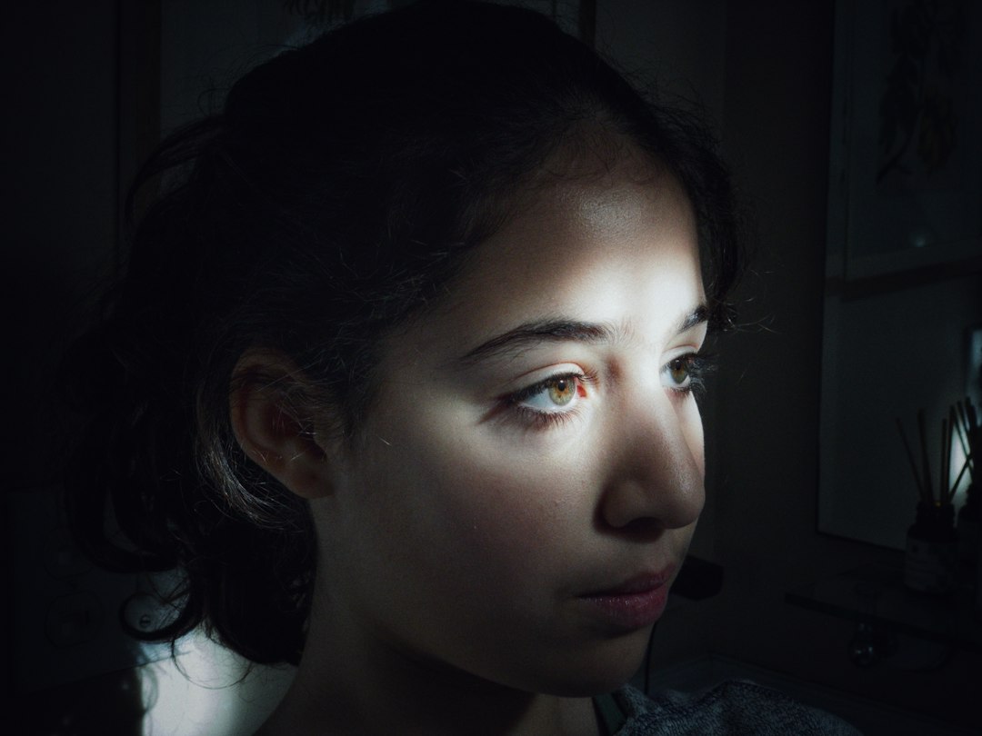 Unha muller facéndose un selfie dentro dunha habitación con luz natural