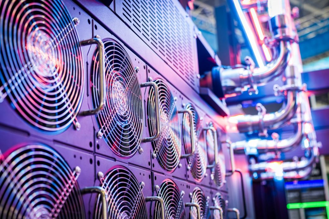 Ventiladores de refrixeración de servidores nun centro de datos