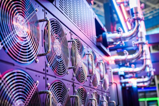 Ventiladores de refrixeración de servidores nun centro de datos