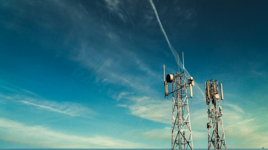 Torre metálica de telecomunicacións baixo un ceo azul