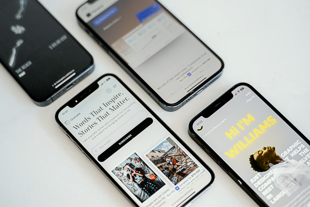 Tres teléfonos móbiles colocados un ao carón do outro