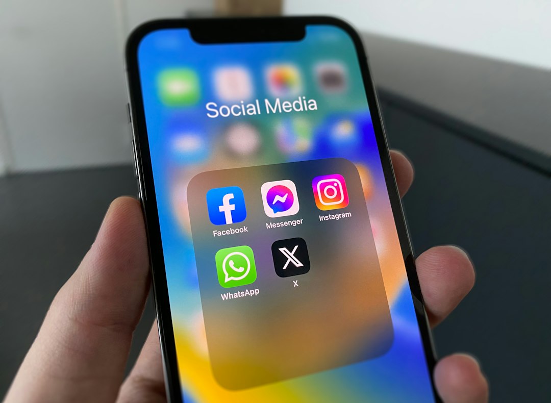Pantalla de iPhone con aplicacións de redes sociais